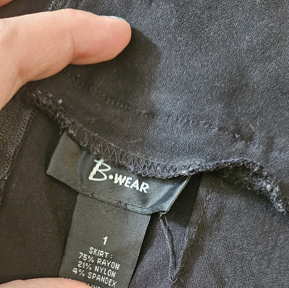 B. Wear size 1 black pencil skirt - Picture 2 of 3